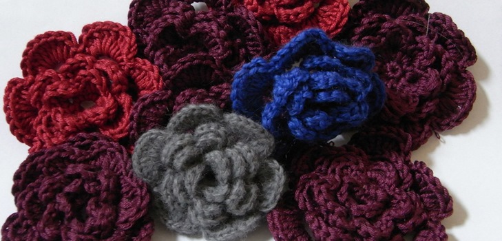 Fleurs tricotées pour la décoration de ses propres mains