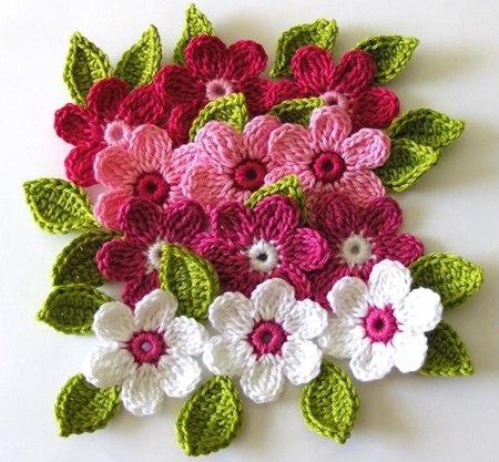 Fleurs tricotées pour la décoration de ses propres mains