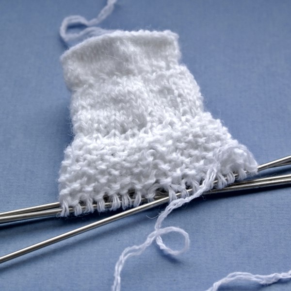 Chaussette Pagolenok avec des aiguilles à tricoter à motifs