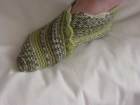 Chaussettes tricotées avec des motifs de propres mains