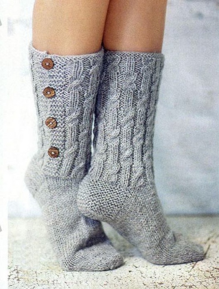 Chaussettes tricotées avec des motifs de propres mains