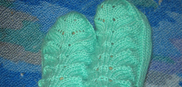 Chaussettes tricotées avec des motifs de propres mains