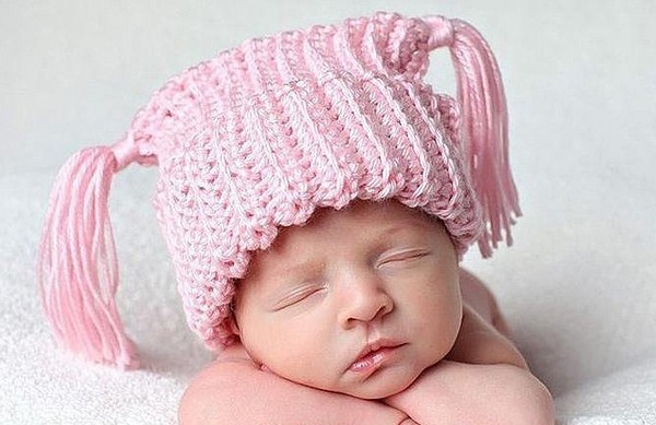 Chapeaux tricotés pour les filles: instructions et schémas
