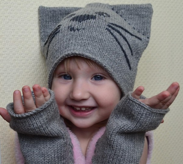Chapeaux tricotés pour les filles: instructions et schémas