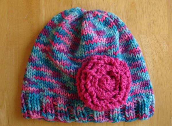 Chapeaux tricotés pour les filles: instructions et schémas