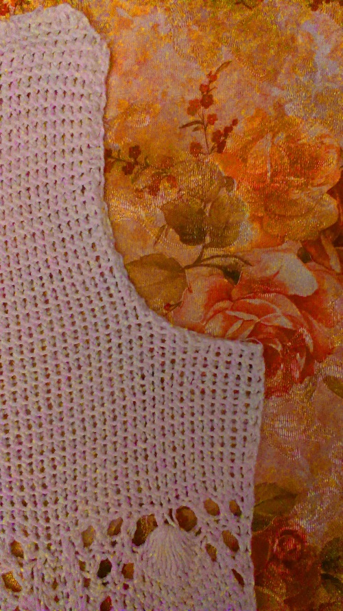 Blouse d'été ajourée "Romance d'été" avec des aiguilles à tricoter