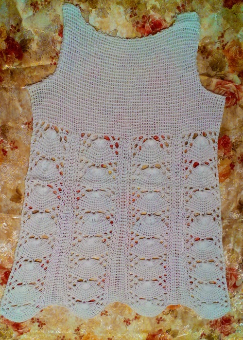 Blouse d'été ajourée "Romance d'été" avec des aiguilles à tricoter