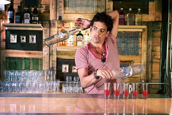 La fille au bar: la profession de barman