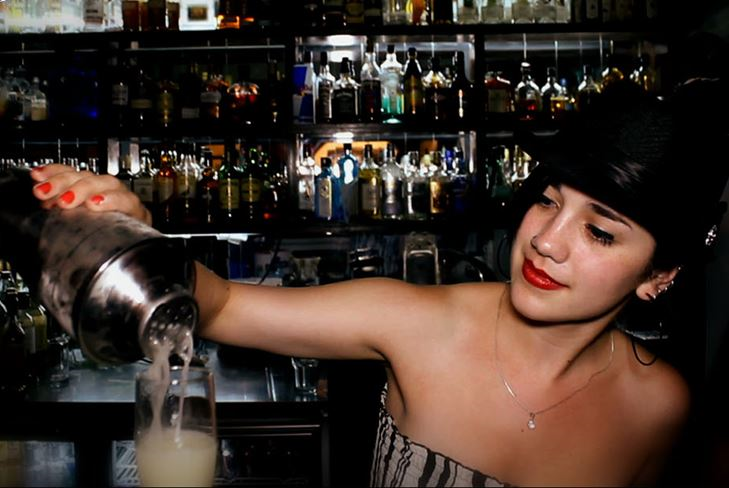 La fille au bar: la profession de barman