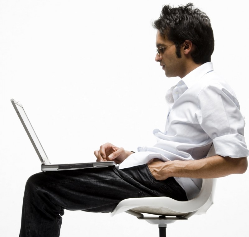 homme à l'ordinateur