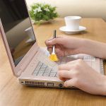 Comment nettoyer mon clavier d'ordinateur portable?