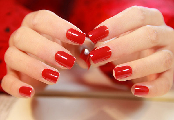 Noir, rouge, or: ce que dit la couleur de la manucure à votre sujet