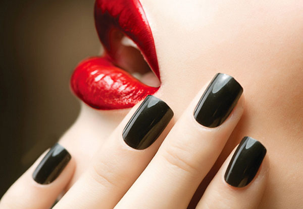 Noir, rouge, or: ce que dit la couleur de la manucure à votre sujet
