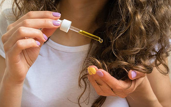 Pour des cheveux lisses et brillants: trois produits efficaces à l'huile