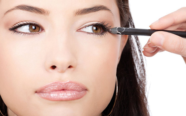 Maquillage efficace pendant dix minutes: conseils maquillage artiste Chanel