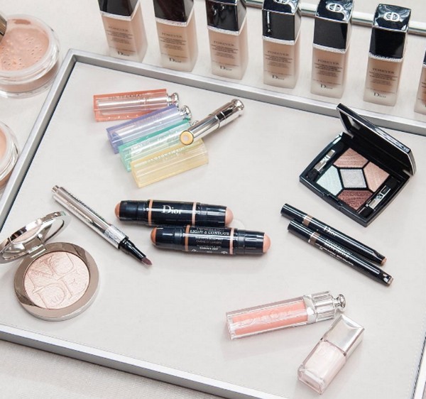 Robe élégante: collection automne de maquillage Dior Skyline