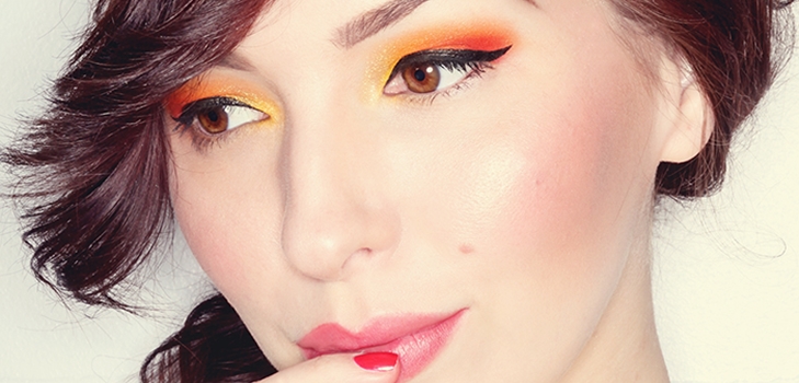 Maquillage glamour à la maison