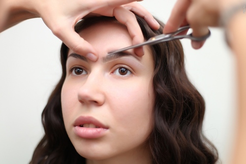Comment couper les sourcils