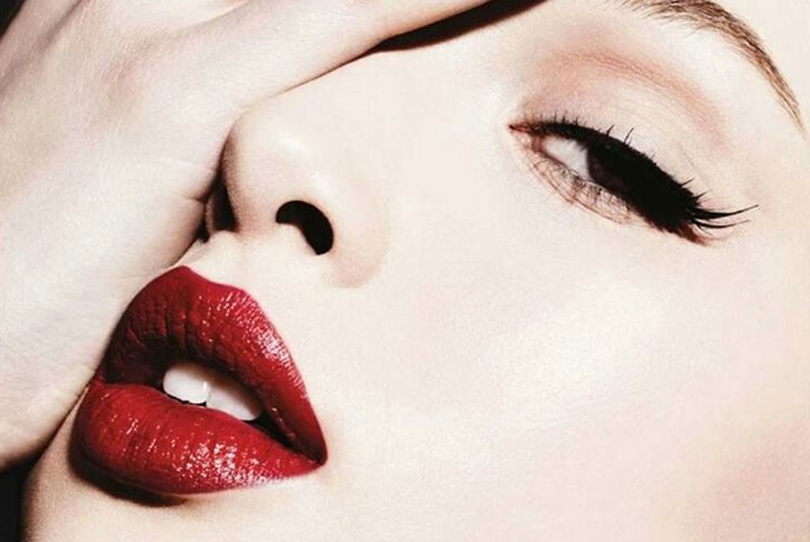 Comment choisir le bon rouge à lèvres rouge