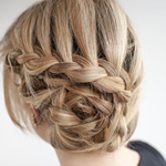 Comment faire une coiffure de soirée pour un cheveu de longueur moyenne