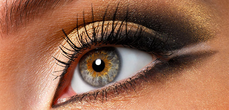 Mascara et une collection de produits pour un maquillage parfait. Tendances de maquillage Automne-Hiver 2016