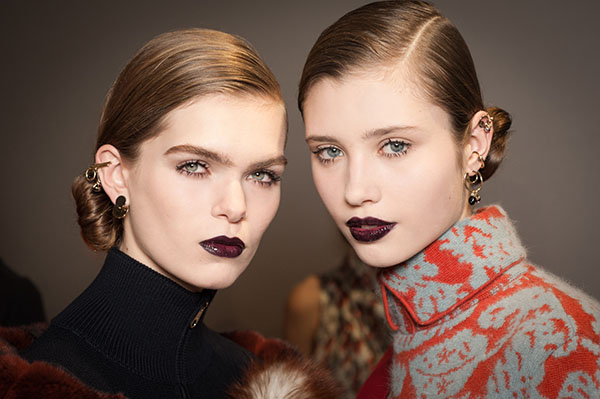 Mascara et une collection de produits pour un maquillage parfait. Tendances de maquillage Automne-Hiver 2016