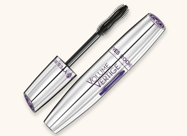 Mascara et une collection de produits pour un maquillage parfait. Tendances de maquillage Automne-Hiver 2016