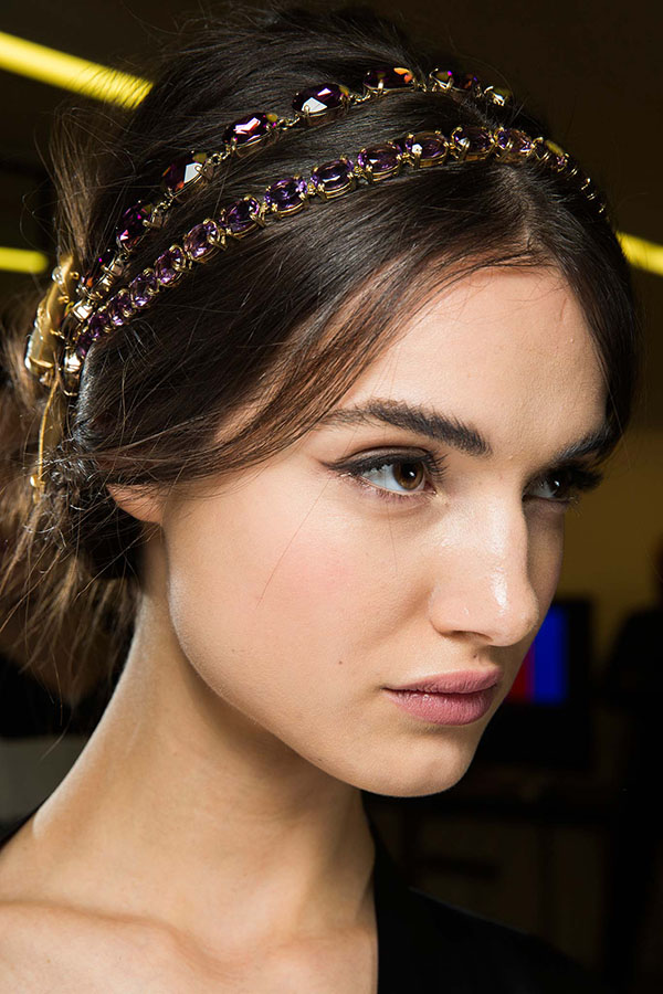 Mascara et une collection de produits pour un maquillage parfait. Tendances de maquillage Automne-Hiver 2016