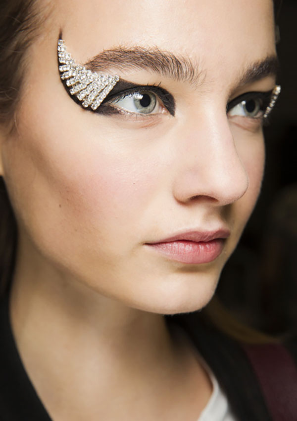 Mascara et une collection de produits pour un maquillage parfait. Tendances de maquillage Automne-Hiver 2016