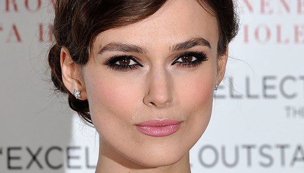 Mascara et une collection de produits pour un maquillage parfait. Tendances de maquillage Automne-Hiver 2016