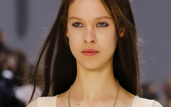 Mains contrastantes laconiques - hit-2017: maquillage à la Chloe