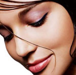 Maquillage pour les yeux: dessiner des flèches devant les yeux Maquillage pour les yeux: dessiner des flèches devant les yeux