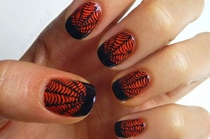 Toile d'araignée sur les ongles avec une aiguille