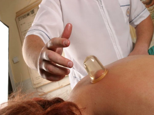 Massage avec des banques de vide de la cellulite: se débarrasser de la cellulite