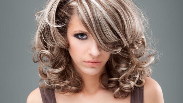 Faire fondre de fines mèches de cheveux noirs Faire fondre de fines mèches de cheveux noirs