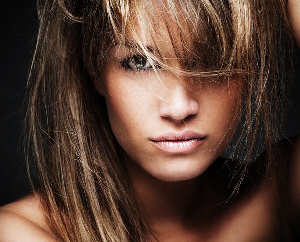 Faire fondre de fines mèches de cheveux noirs
