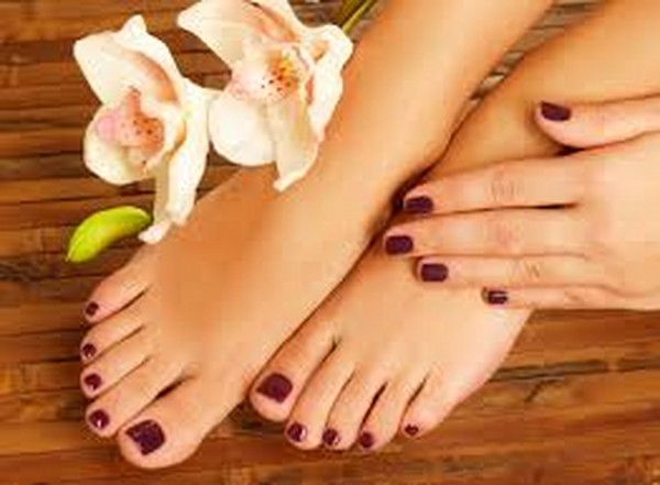 Design d'ongles à la mode sur les jambes - photos et vidéos