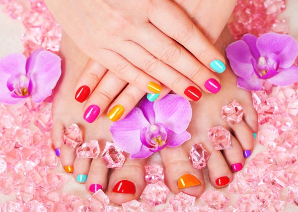 Design d'ongles à la mode sur les jambes - photos et vidéos