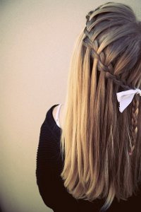 Cheveux du Nouvel An avec des tresses