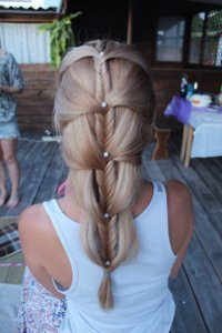 Cheveux du Nouvel An avec des tresses