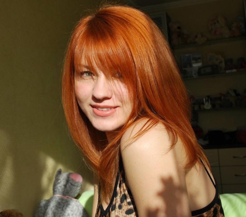 la fille sourit