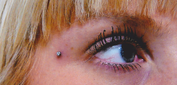 Piercing microdermique: comment sont fabriqués les microdermabras (photo)
