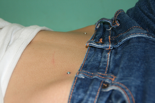Piercing microdermique: comment sont fabriqués les microdermabras (photo)