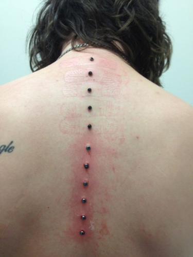 Piercing microdermique: comment sont fabriqués les microdermabras (photo)