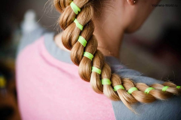 Tresse de tresse sur les cheveux moyens avec une photo