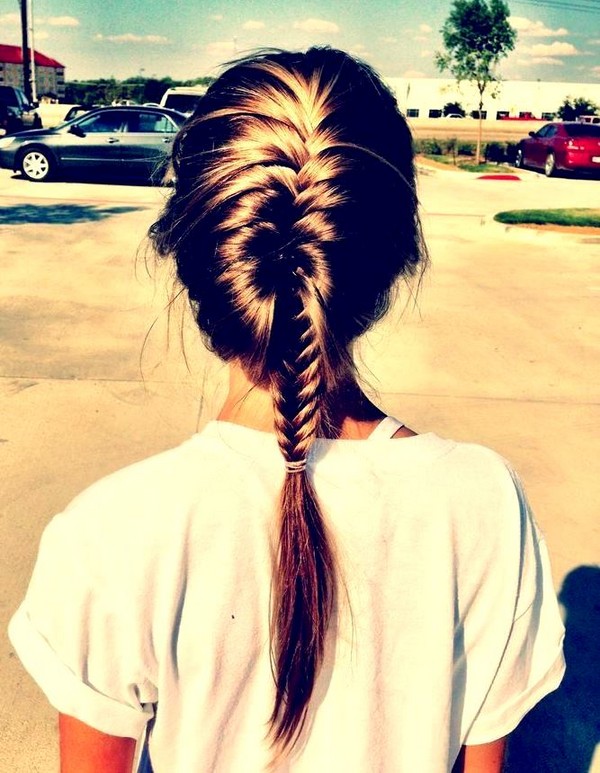 Tresse de tresse sur les cheveux moyens avec une photo
