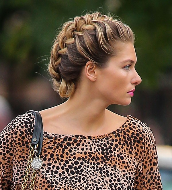Tresse de tresse sur les cheveux moyens avec une photo