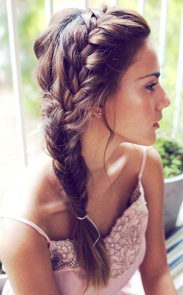 Tresse de tresse sur les cheveux moyens avec une photo