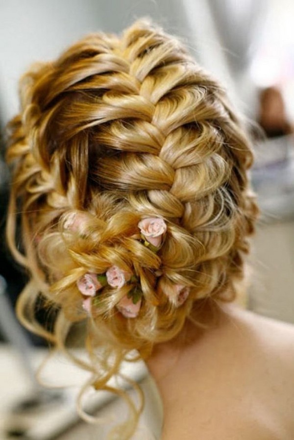 Tresse de tresse sur les cheveux moyens avec une photo