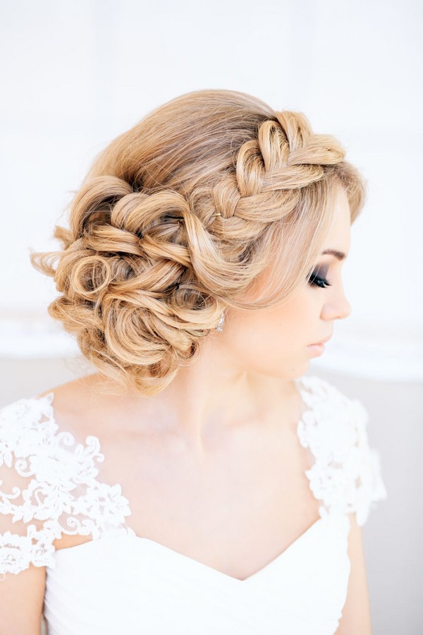 Tresse de tresse sur les cheveux moyens avec une photo